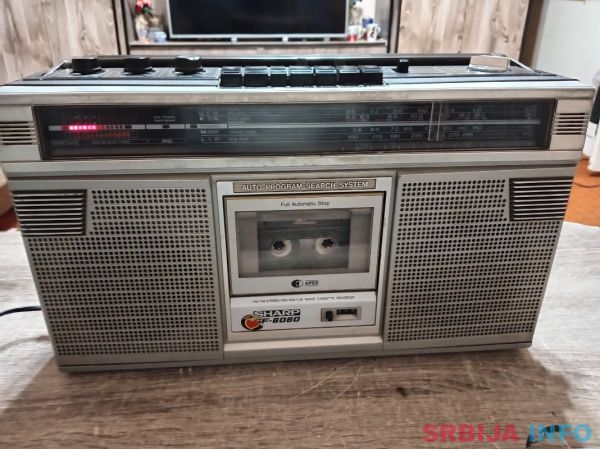 Stari radio kasetofon sharp GF 6060