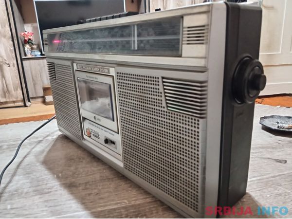 Stari radio kasetofon sharp GF 6060