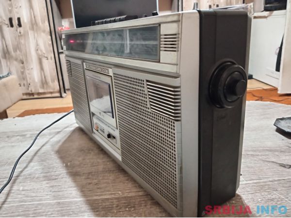Stari radio kasetofon sharp GF 6060
