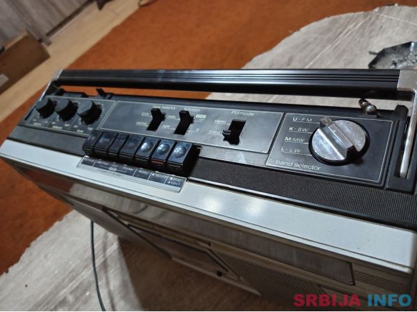 Stari radio kasetofon sharp GF 6060