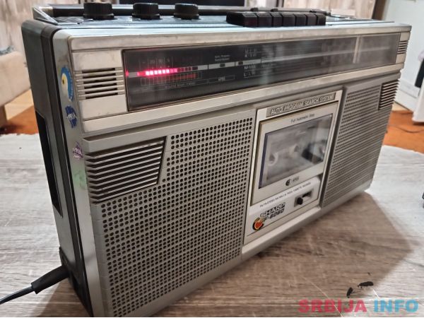 Stari radio kasetofon sharp GF 6060