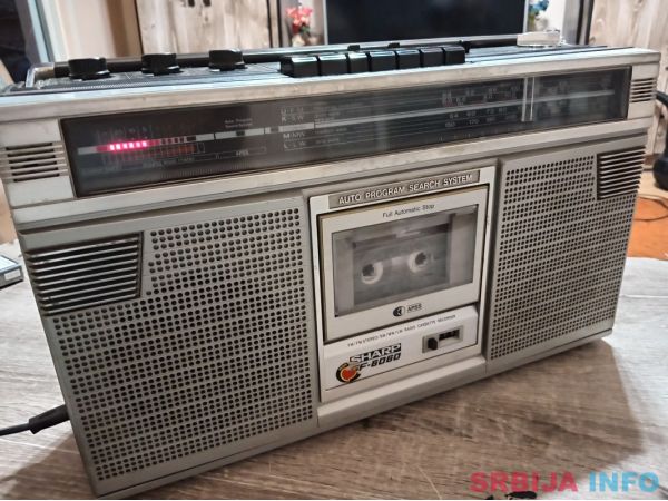 Stari radio kasetofon sharp GF 6060