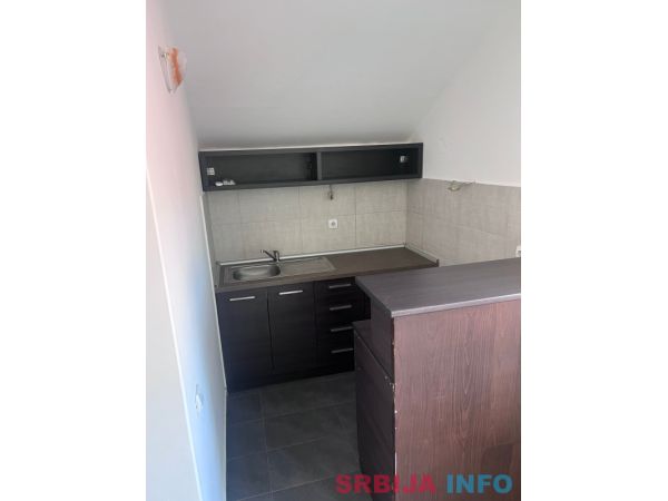 Izdajem kuću u Zemunu, na odličnoj lokaciji, u ulici Mozerova