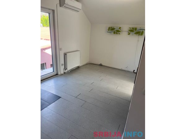 Izdajem kuću u Zemunu, na odličnoj lokaciji, u ulici Mozerova
