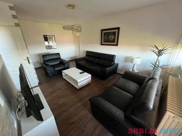 NA PRODAJU &ndash; MODERNO OPREMLJEN STAN 73 m&sup2; + terasa, BAGLJA&Scaron; &ndash; ZRENJAN