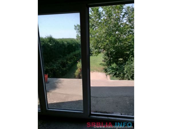 Prelep plac sa kucom na plazi Dunavac u Kostolcu