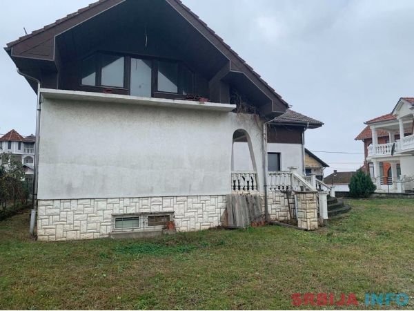 Veliko Gradiste kuca 463m2 na 10 ari placa