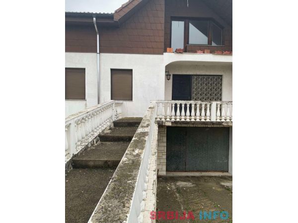 Veliko Gradiste kuca 463m2 na 10 ari placa