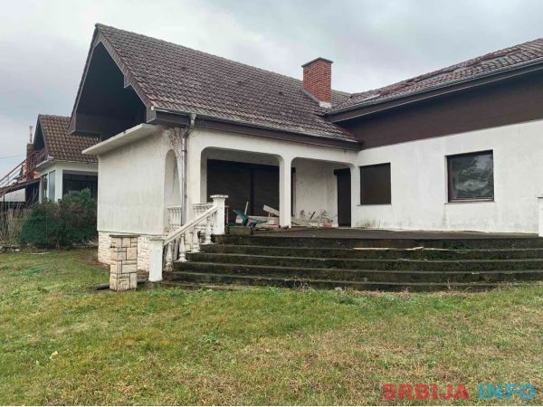 Veliko Gradiste kuca 463m2 na 10 ari placa