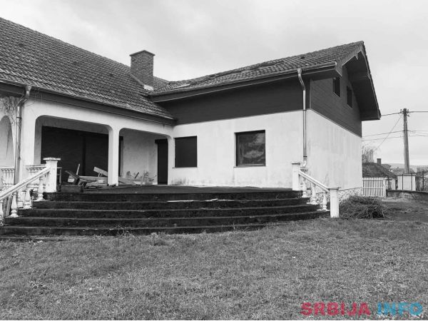 Veliko Gradiste kuca 463m2 na 10 ari placa