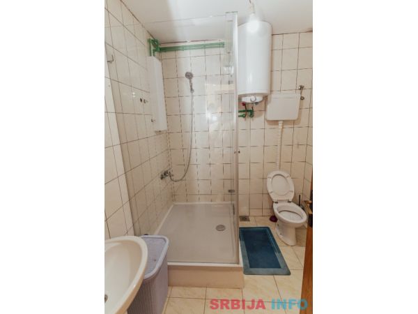 Kuca i veliki plac na Popovici