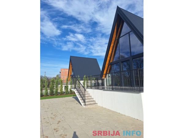 Na prodaju 2 A-Frame kuce sa bazenima