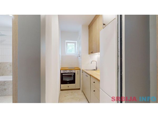 Renoviran trosoban stan na Keju-Novi Sad