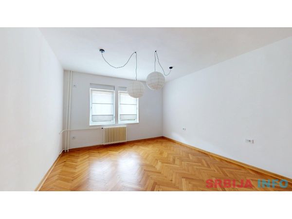 Renoviran trosoban stan na Keju-Novi Sad