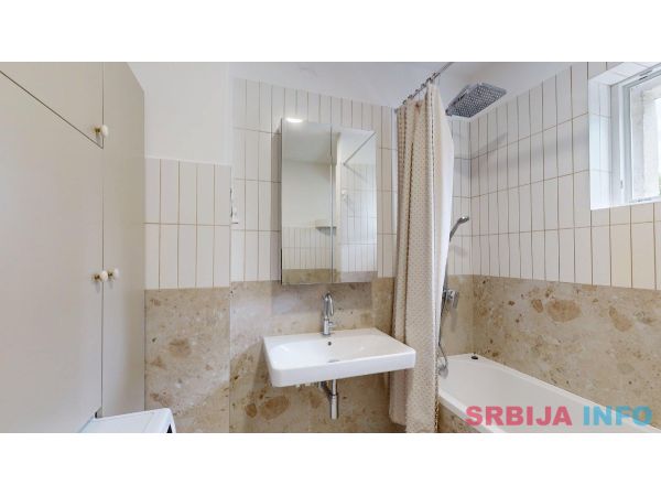 Renoviran trosoban stan na Keju-Novi Sad