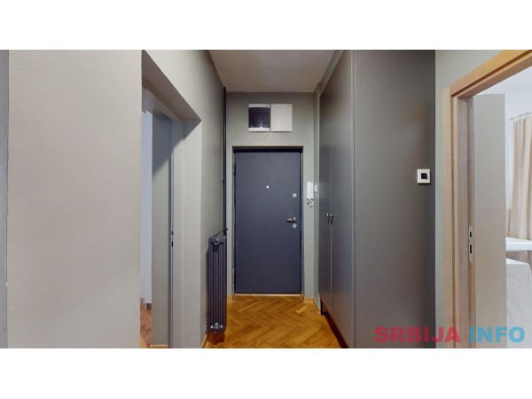 Renoviran trosoban stan na Keju-Novi Sad