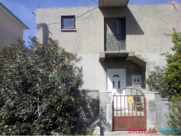 Prodajem kucu sa dvoristem na vikend naselju Ivanica, sa pog