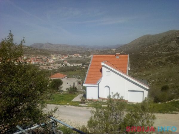 Prodajem kucu sa dvoristem na vikend naselju Ivanica, sa pog