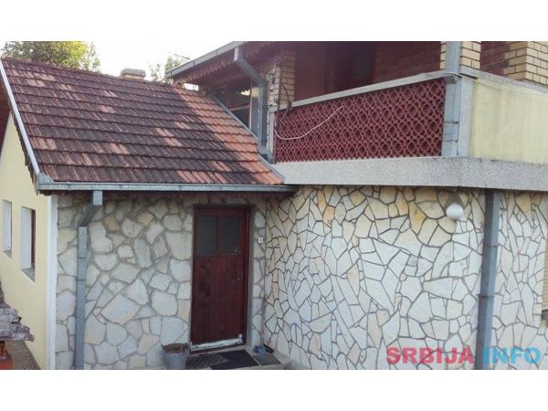Odlicna kuca pored puta