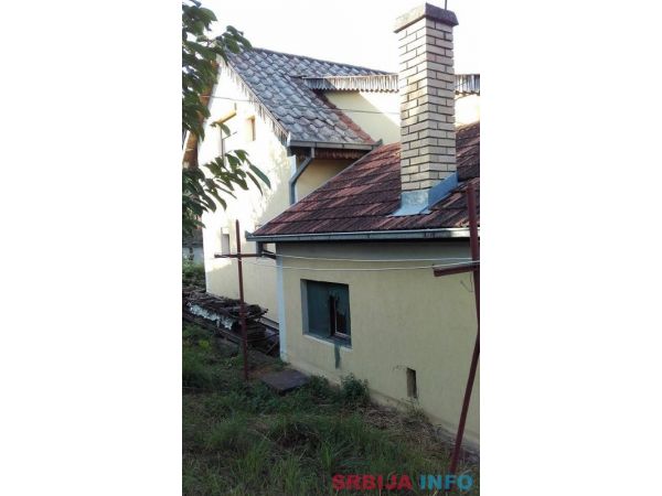 Odlicna kuca pored puta