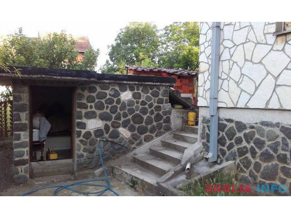 Odlicna kuca pored puta