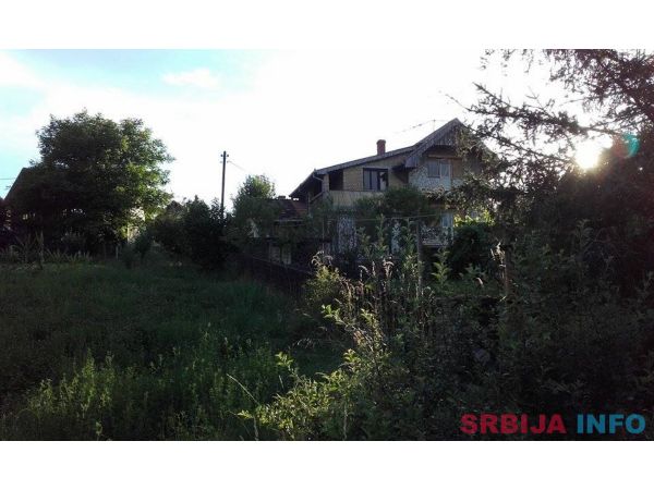 Odlicna kuca pored puta