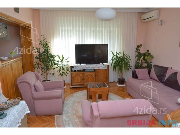 Porodicna stambena zgrada u Vrscu