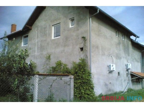 Kuca i pomocna zgrada na prodaju-Pozarevac