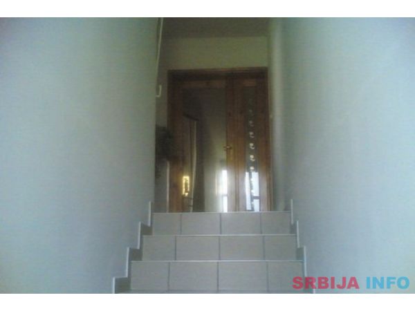 Kuca i pomocna zgrada na prodaju-Pozarevac