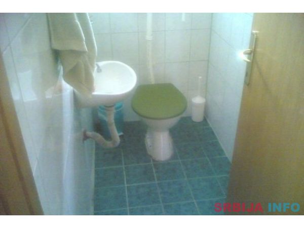 Kuca i pomocna zgrada na prodaju-Pozarevac