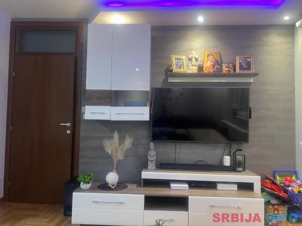 Namesten jednoiposoban stan Altina-Zemun TOP