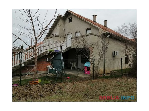 Na prodaju kuca 250m2 + 36m2 garaza