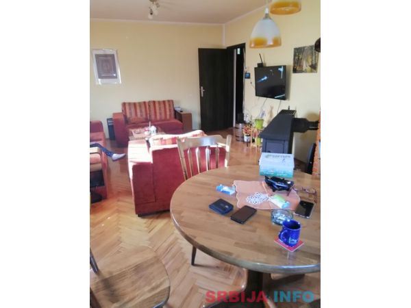 Na prodaju kuca 250m2 + 36m2 garaza