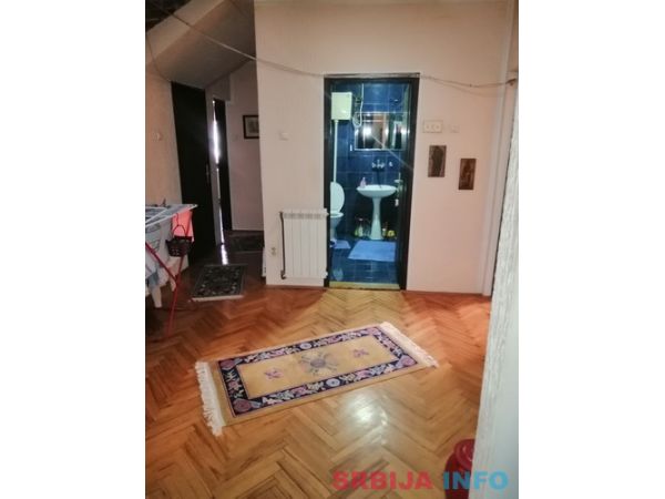 Na prodaju kuca 250m2 + 36m2 garaza