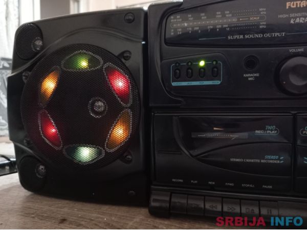 Futachi radio kasetofon dupli dek sa svetla na zvusnici