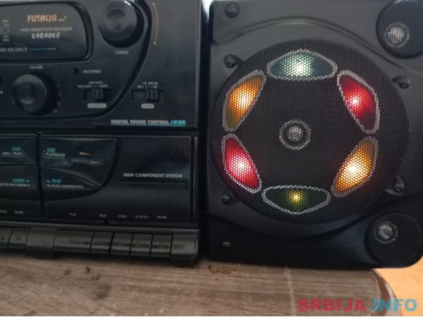 Futachi radio kasetofon dupli dek sa svetla na zvusnici
