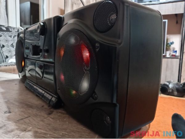 Futachi radio kasetofon dupli dek sa svetla na zvusnici