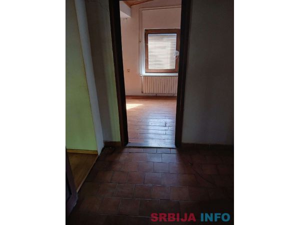 Prodajem kucu u Backoj Topoli