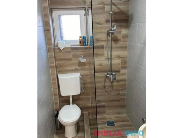 EKSKLUZIVNA PRODAJA-polovina vile sa 2 apartmana u centru Mataru&scaron;ke Banje