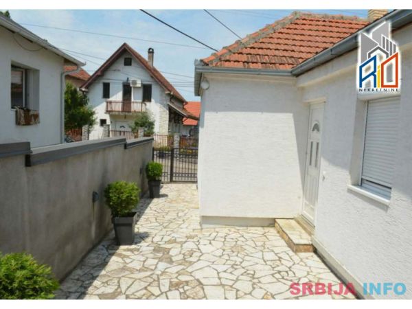 Na prodaju useljive 2 kuće u mirnom delu Uba 