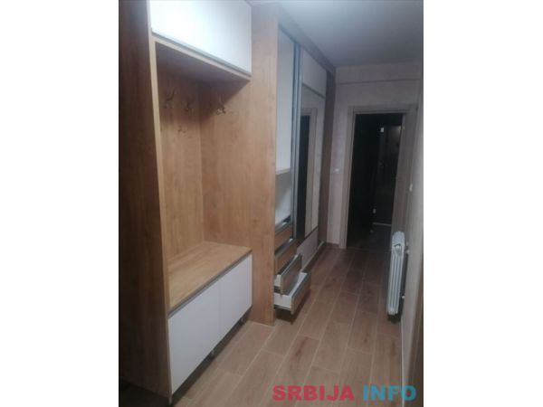 Prodajem dvoiposoban polunamesten stan Beograd-Zvezdara