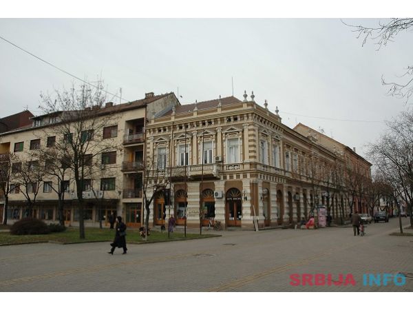 Izdajem ili prodajem stan u strogom centru Kikinde