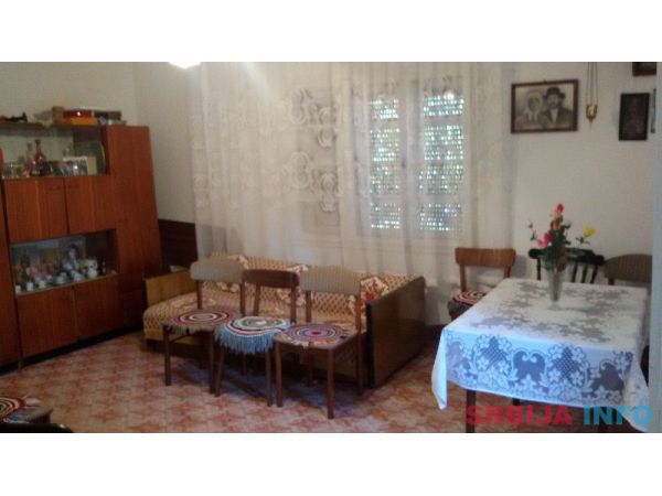 Prodajem seosko imanje u selu Vodanj 