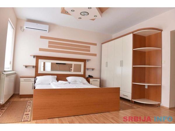 Na prodaju kuca ( hostel ) u Paracinu, 2