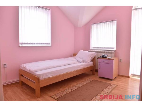 Na prodaju kuca ( hostel ) u Paracinu, 2