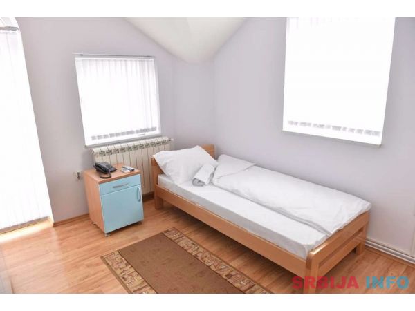 Na prodaju kuca ( hostel ) u Paracinu, 2