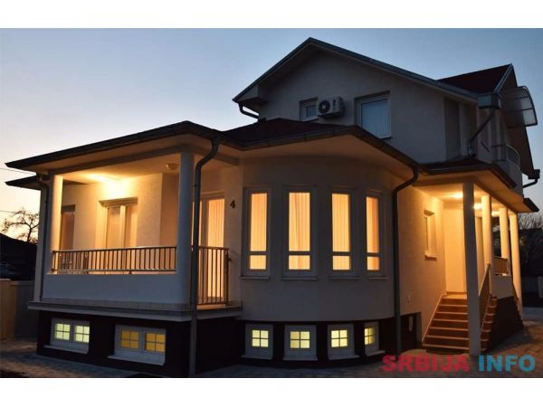 Na prodaju kuca ( hostel ) u Paracinu, 2