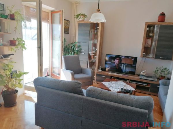Lep trosoban stan Novi Sad