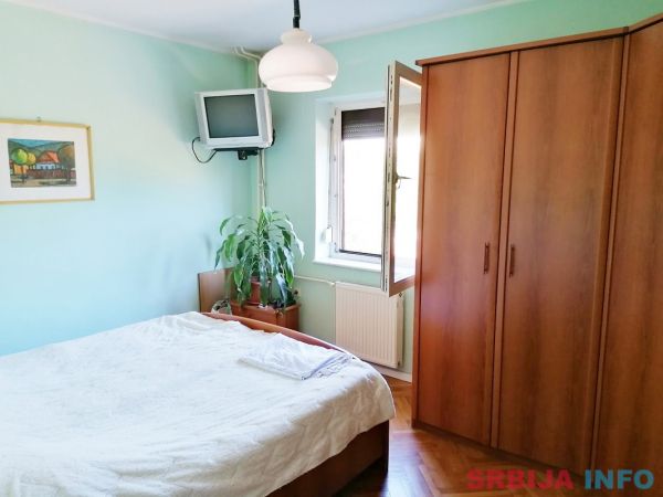 Lep trosoban stan Novi Sad