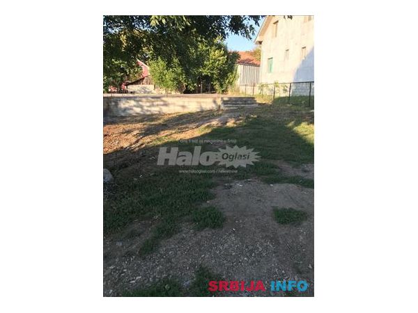 Prodajem plac 5,30 ari sa temeljom Umka 